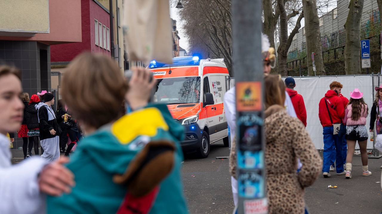 Ein Rettungswagen fährt an Weiberfastnacht zu einem Einsatz im Kwartier Latäng.