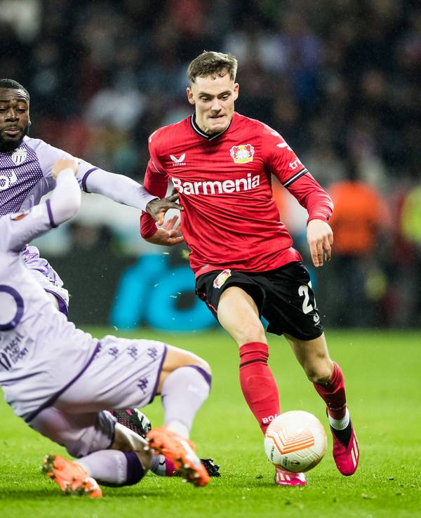 Florian Wirtz führt im Europa-League-Spiel gegen die AS Monaco den Ball.
