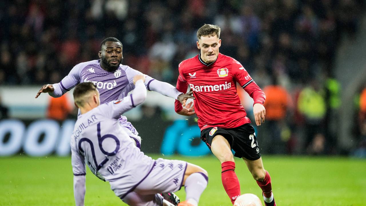 Florian Wirtz führt im Europa-League-Spiel gegen die AS Monaco den Ball.