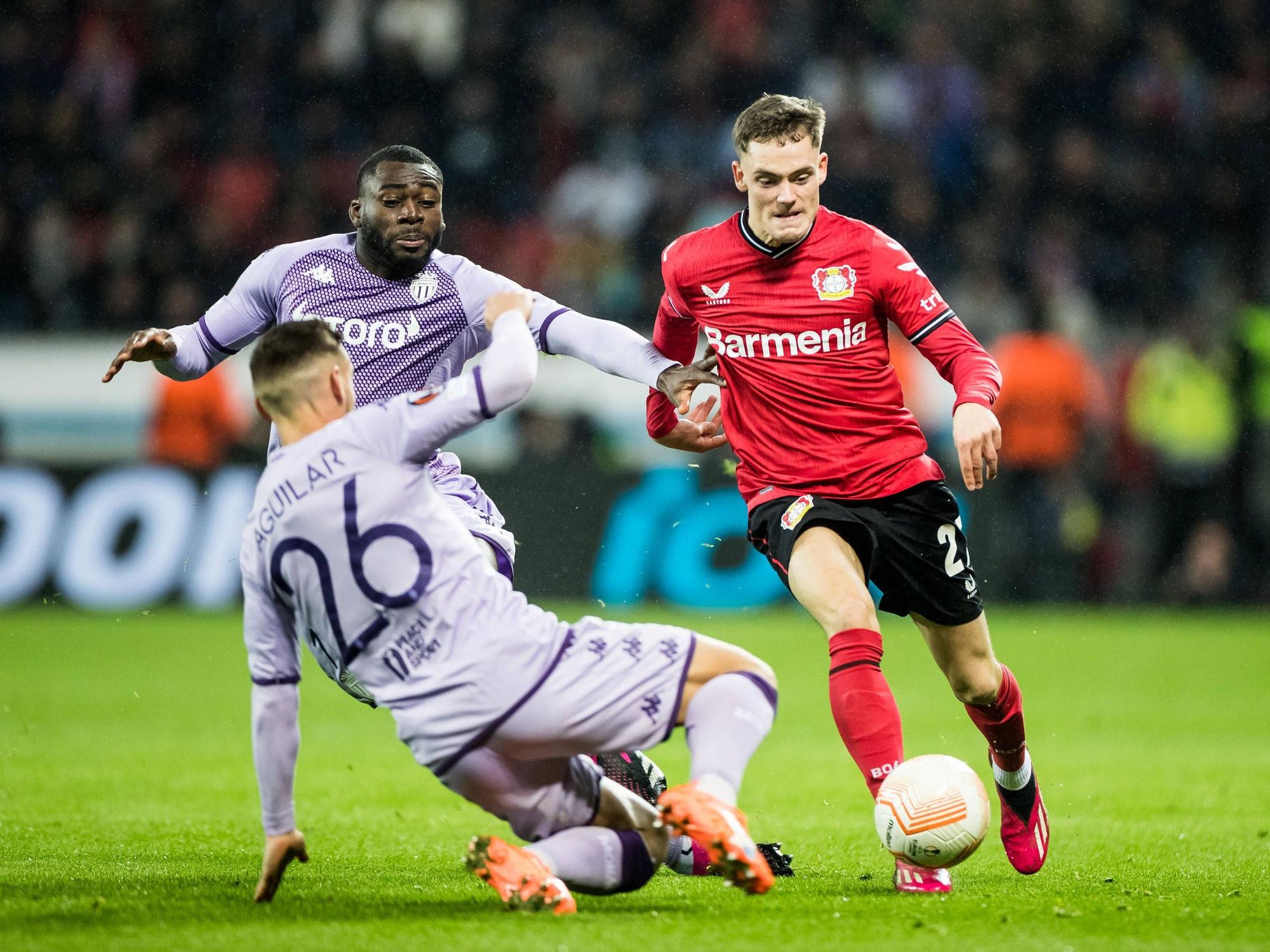 Florian Wirtz führt im Europa-League-Spiel gegen die AS Monaco den Ball.