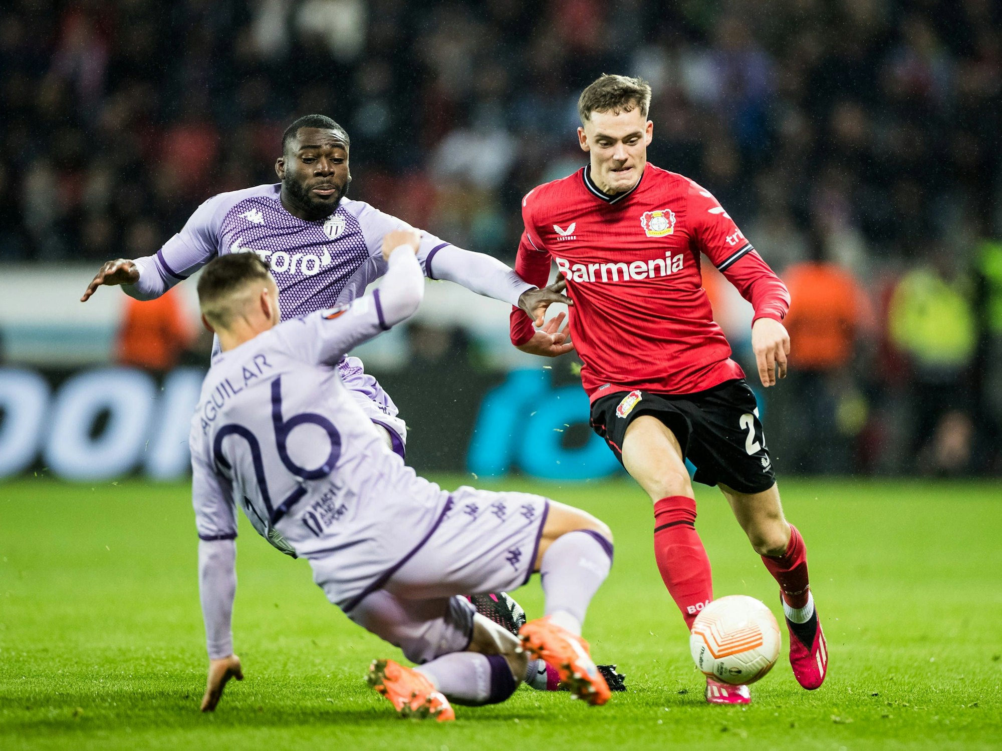 Florian Wirtz führt im Europa-League-Spiel gegen die AS Monaco den Ball.