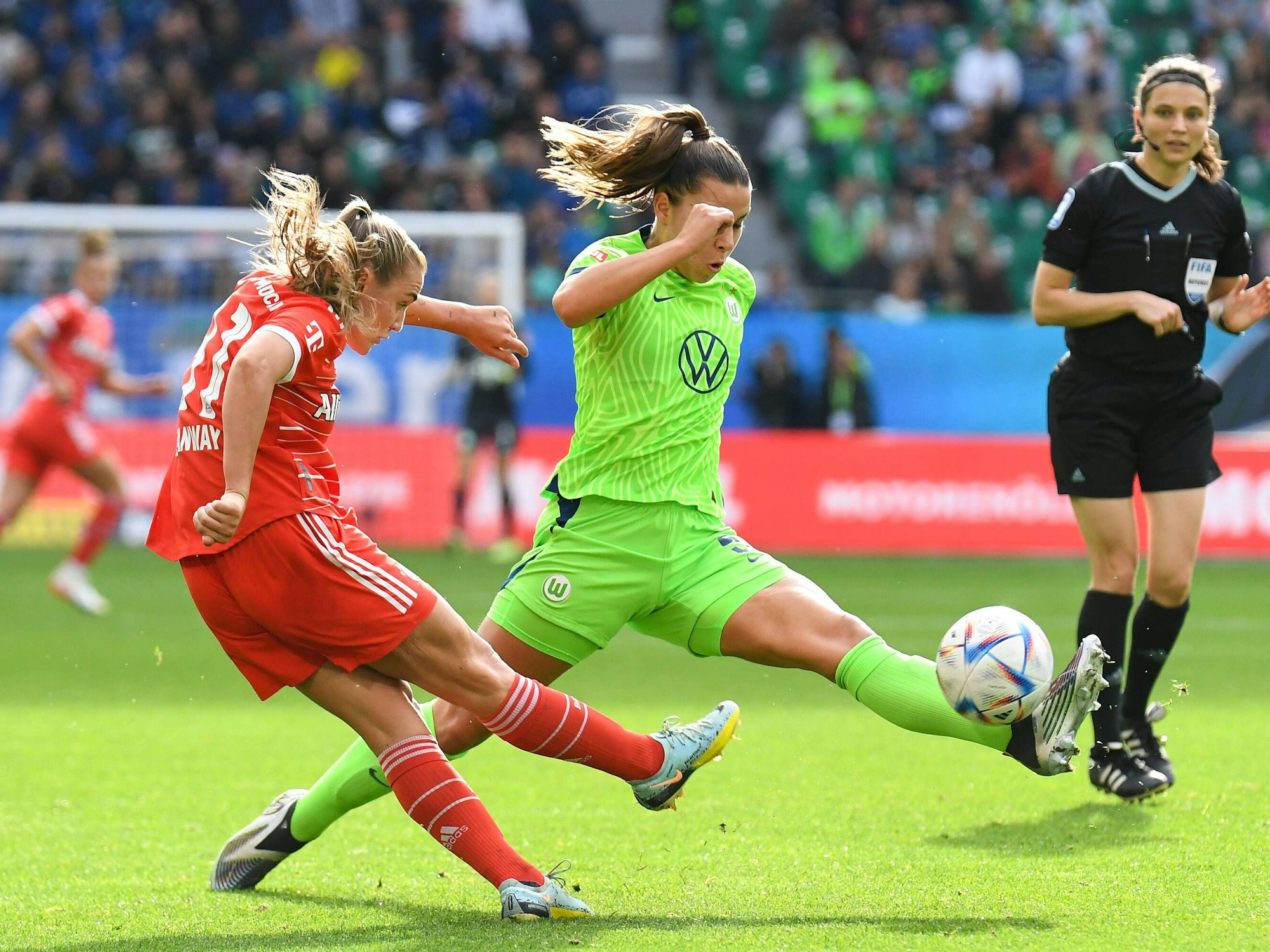 Lena Oberdorf blockt den Schuss von Georgia Stanway.