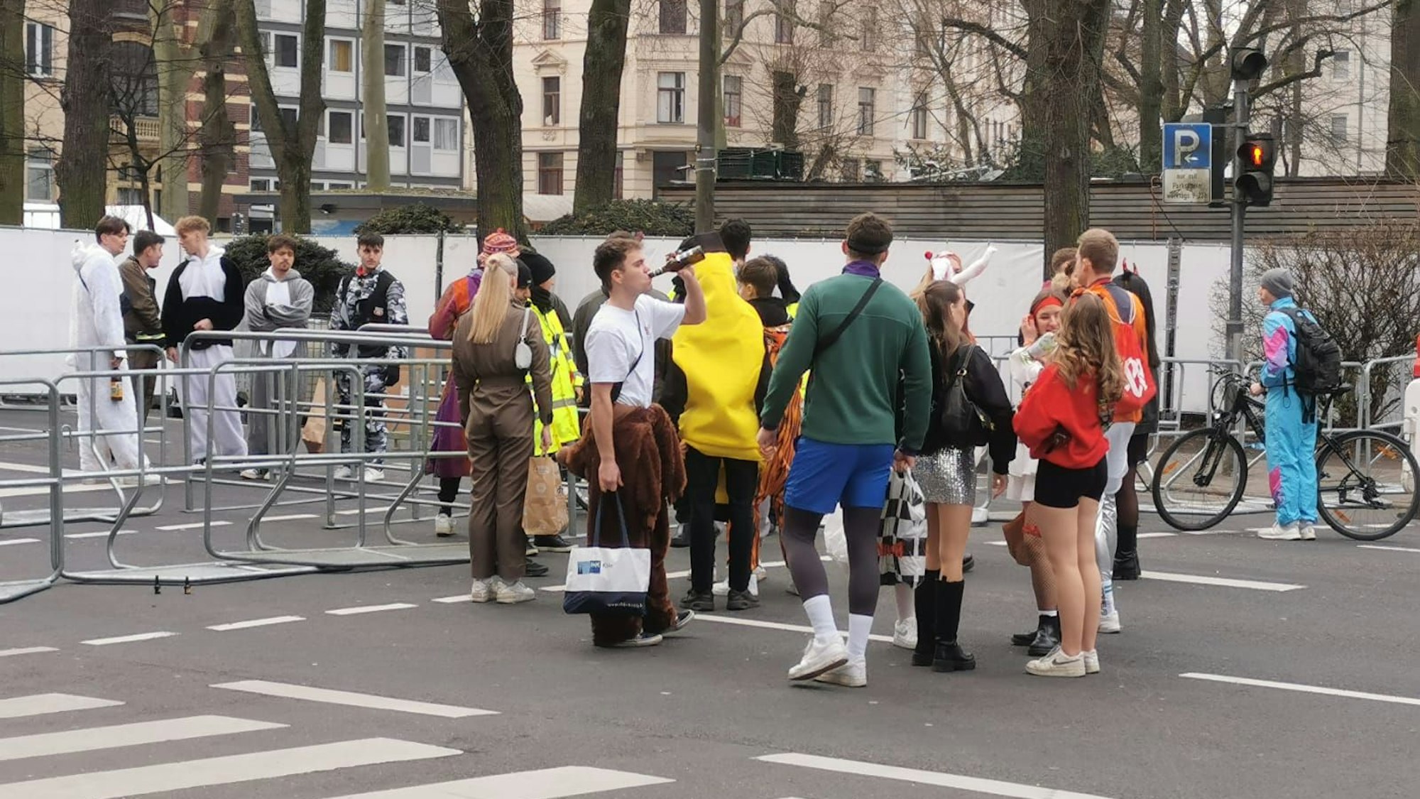 Am Eingang an der Roonstraße kommen an Weiberfastnacht die ersten Gruppen an.