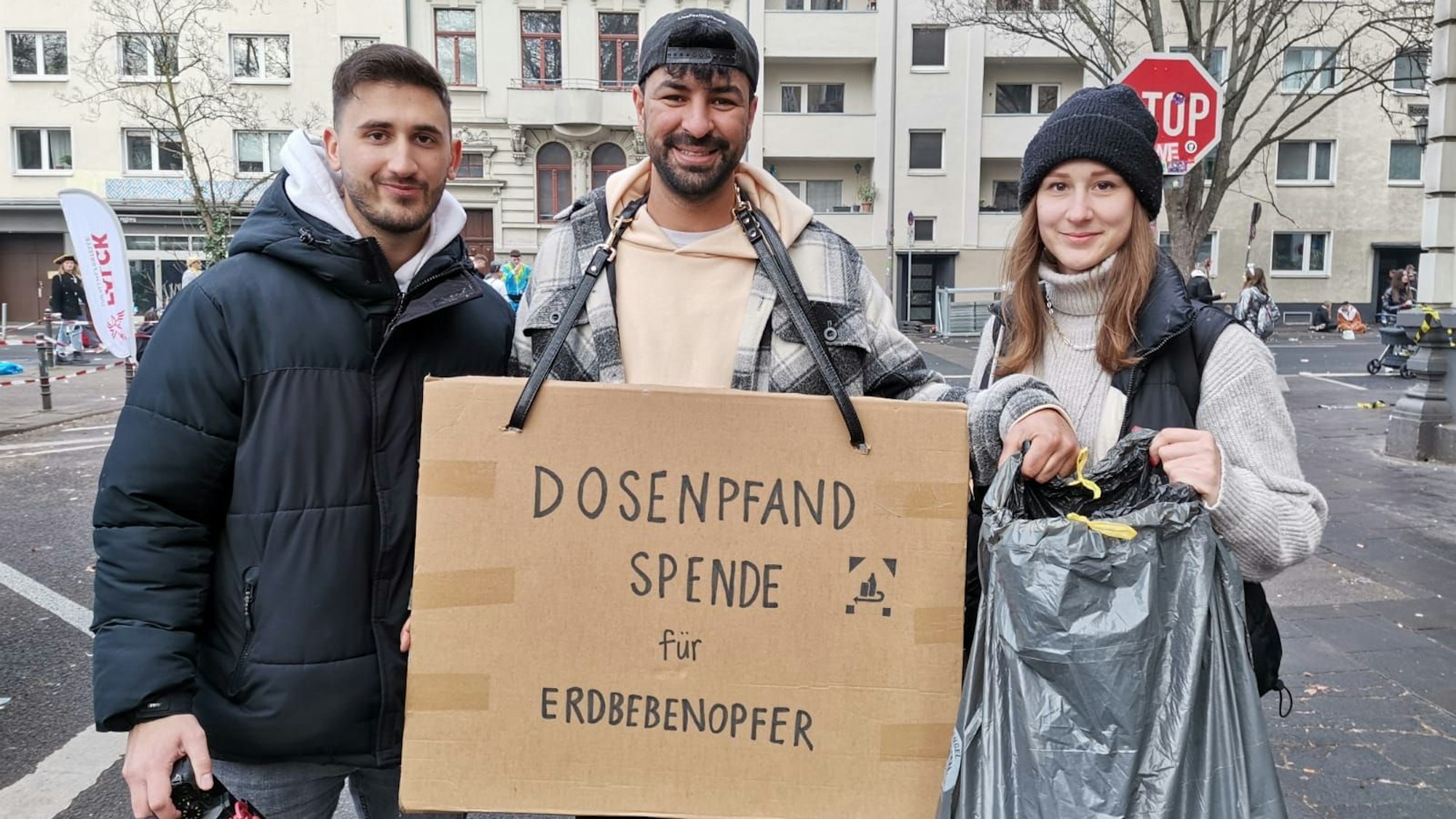 Fabian, Abdel und Julia sammeln für die Erdbebenopfer in der Türkei und Syrien.