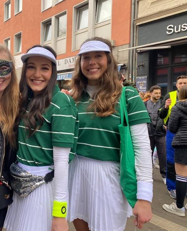 Drei kostümierte Frauen feiern Karneval in Köln.