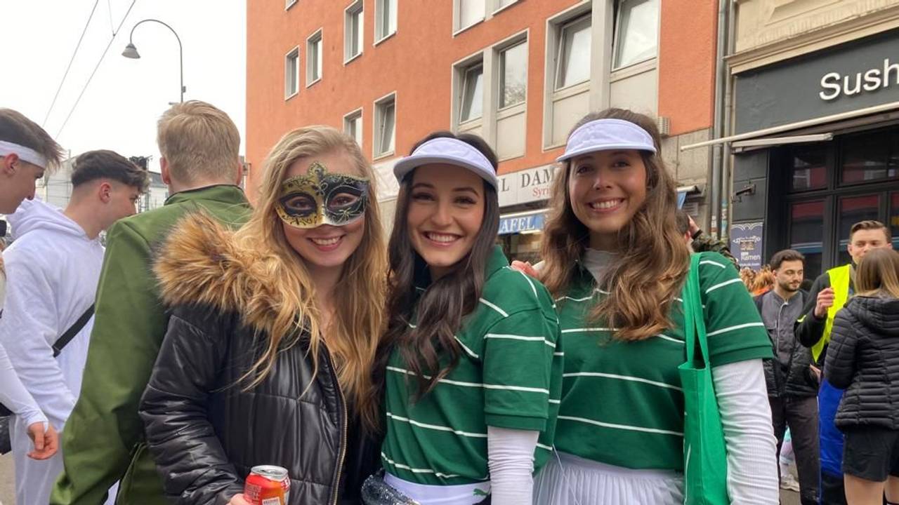 Drei kostümierte Frauen feiern Karneval in Köln.