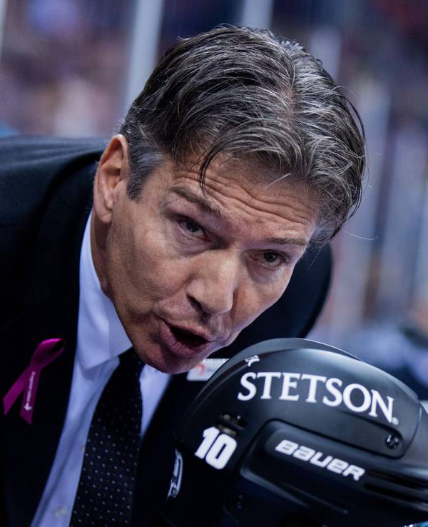 Haie-Trainer Uwe Krupp spricht mit einem seiner Spieler.