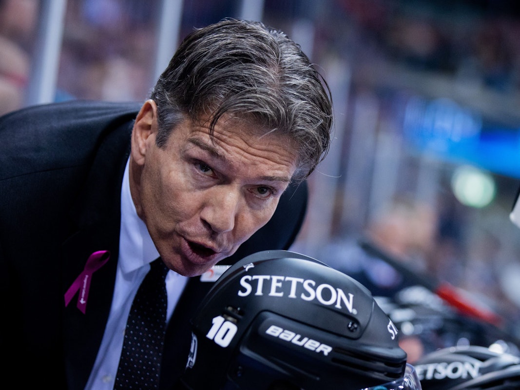 Haie-Trainer Uwe Krupp spricht mit einem seiner Spieler.