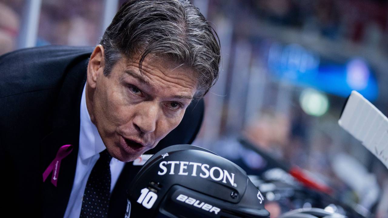 Haie-Trainer Uwe Krupp spricht mit einem seiner Spieler.