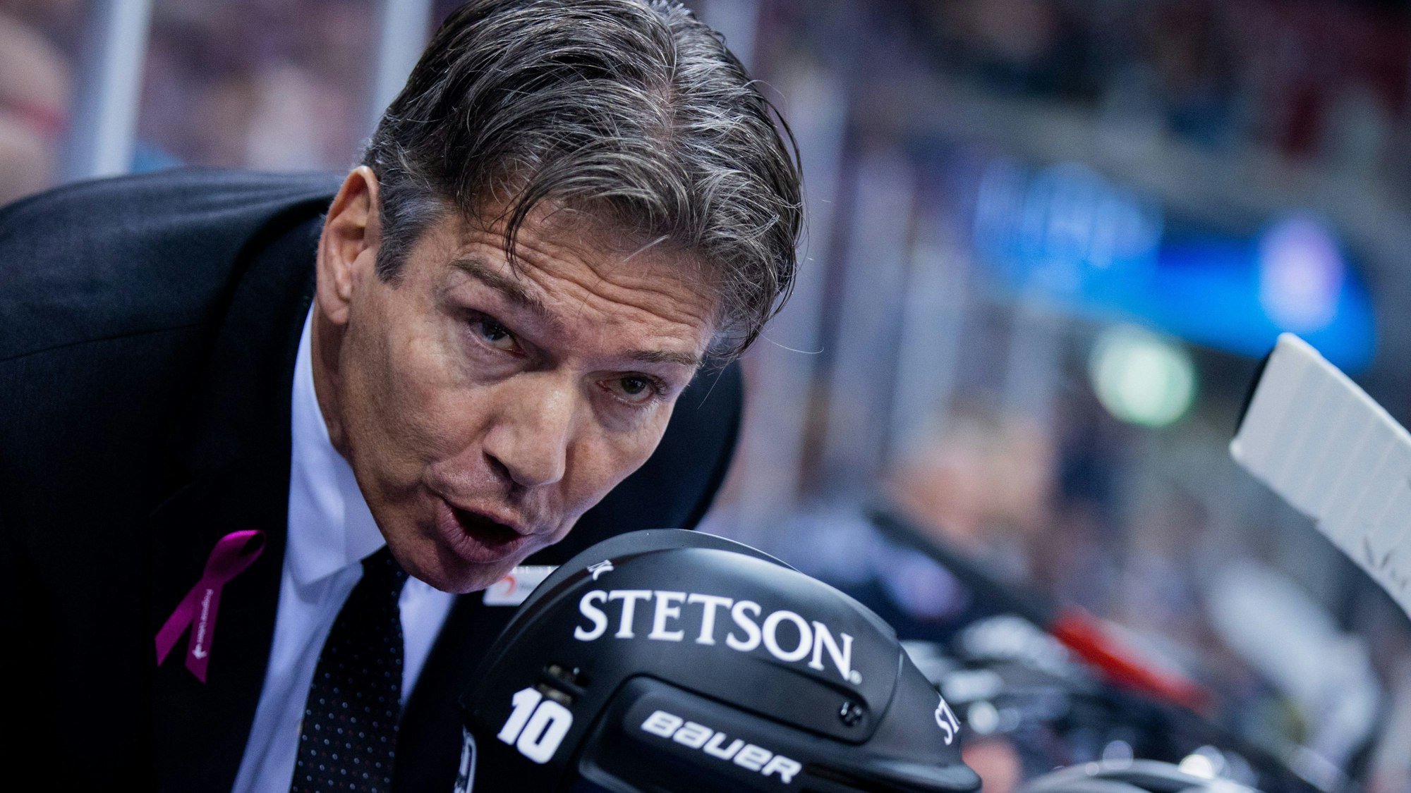 Haie-Trainer Uwe Krupp spricht mit einem seiner Spieler.