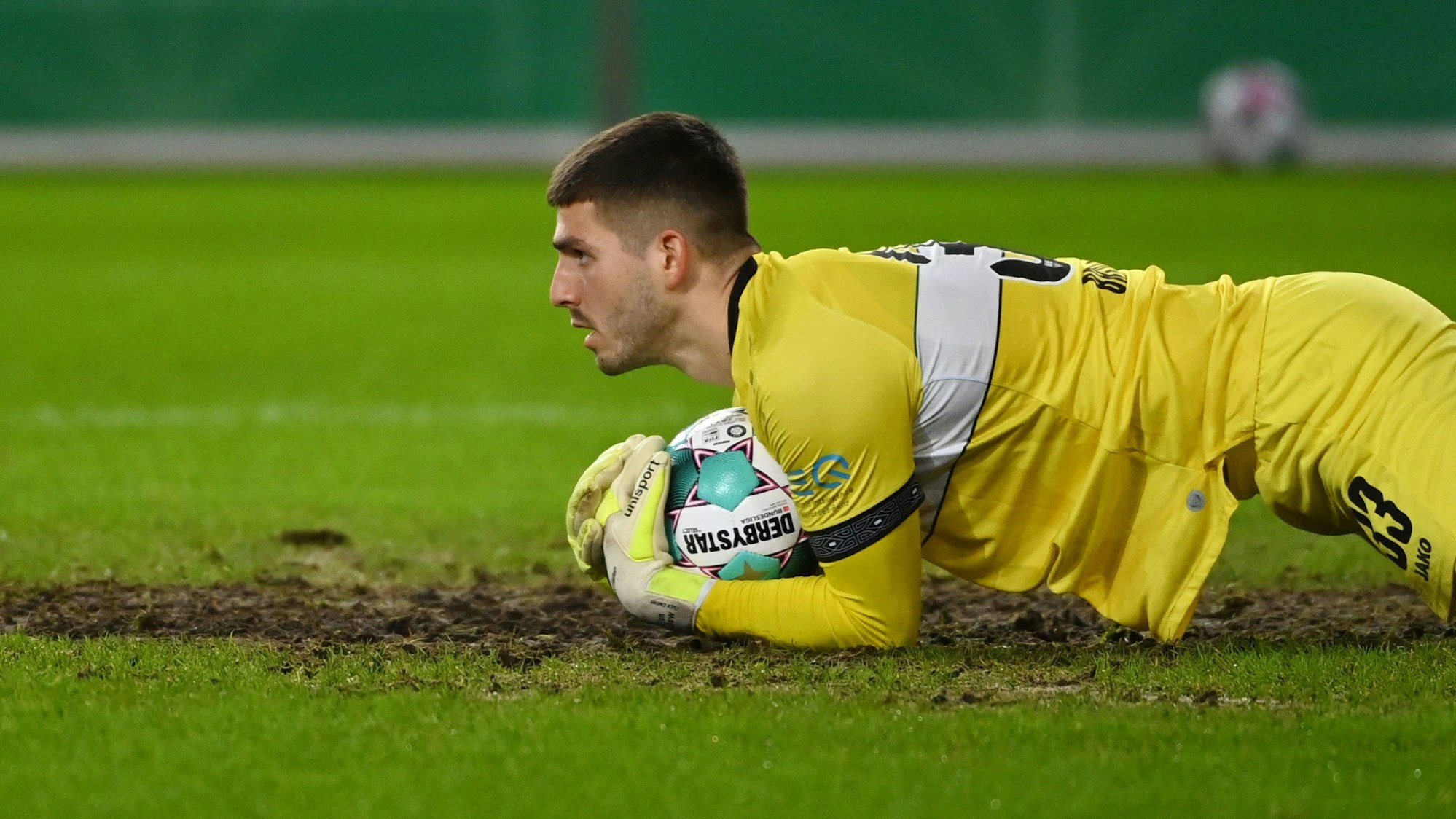 Stuttgarts Torwart Fabian Bredlow hält einen Ball.