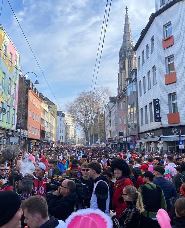 Die Zülpicher Straße gefüllt mit Menschen.