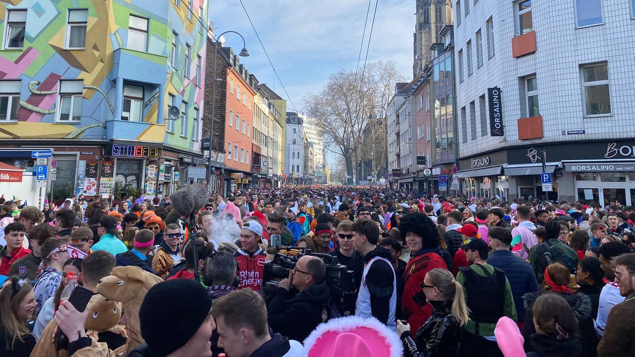 Die Zülpicher Straße gefüllt mit Menschen.