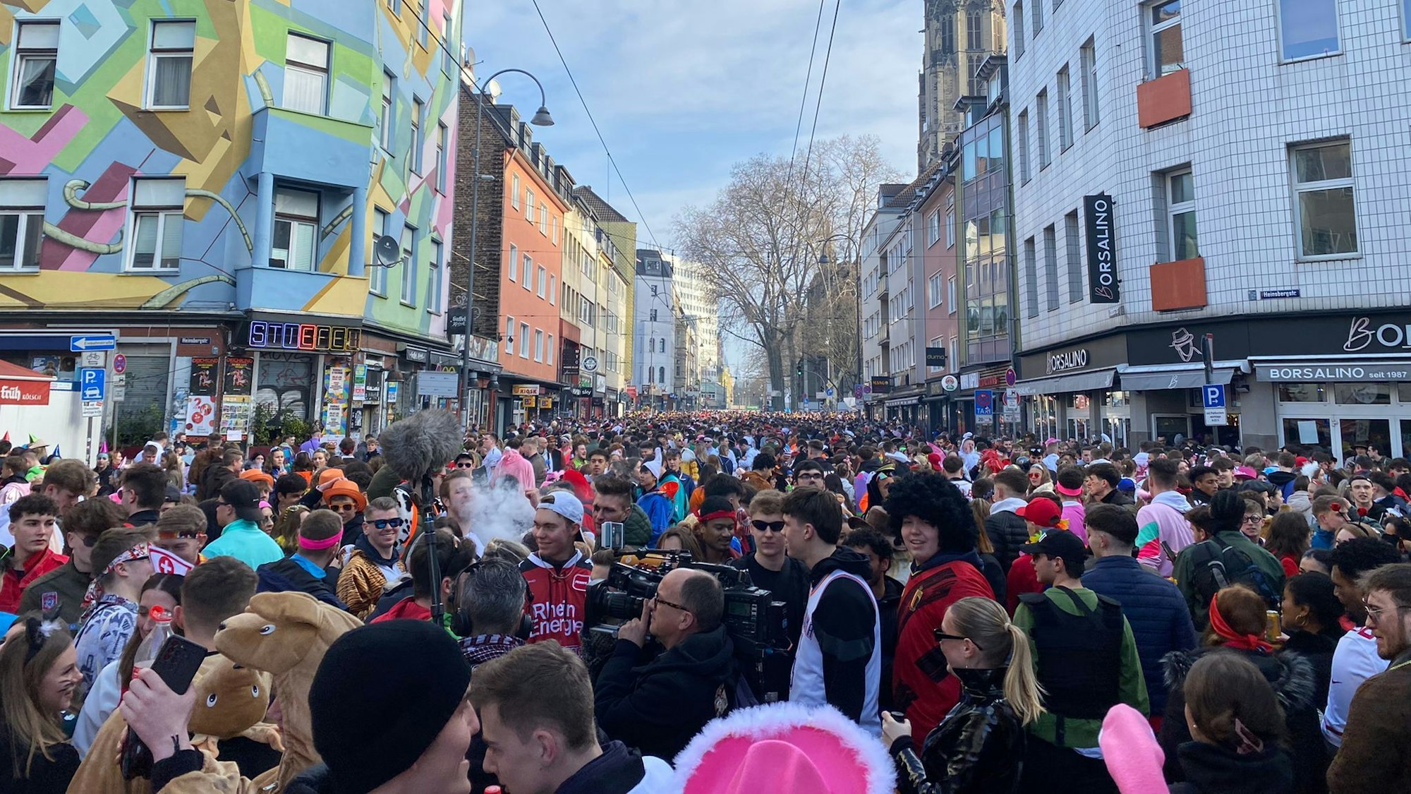 Die Zülpicher Straße ist um 10 Uhr schon so gut wie voll.