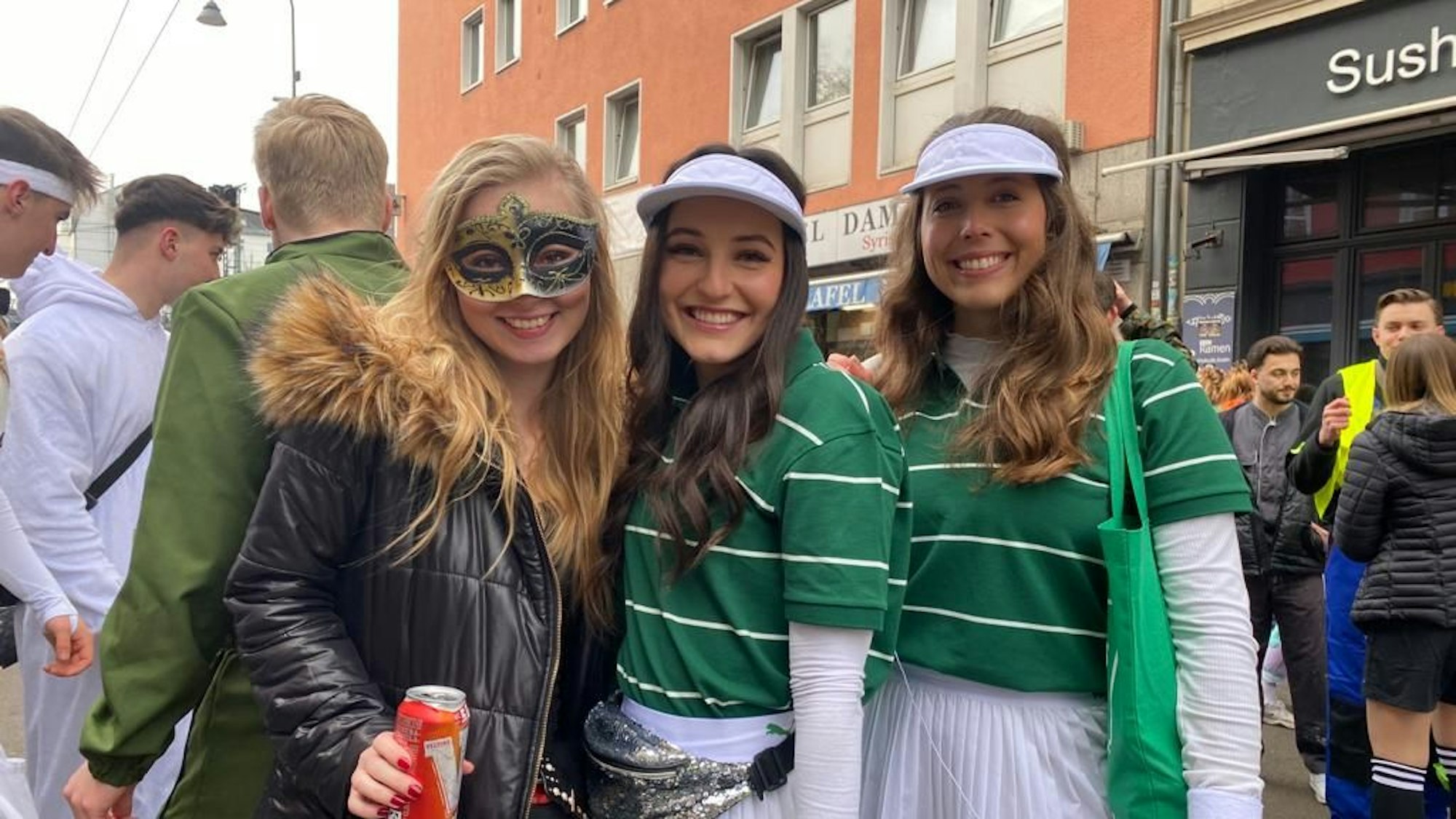 Malou, Sophie und Lea-Sophie sind aus Bielefeld zu Weiberfastnacht nach Köln gereist.