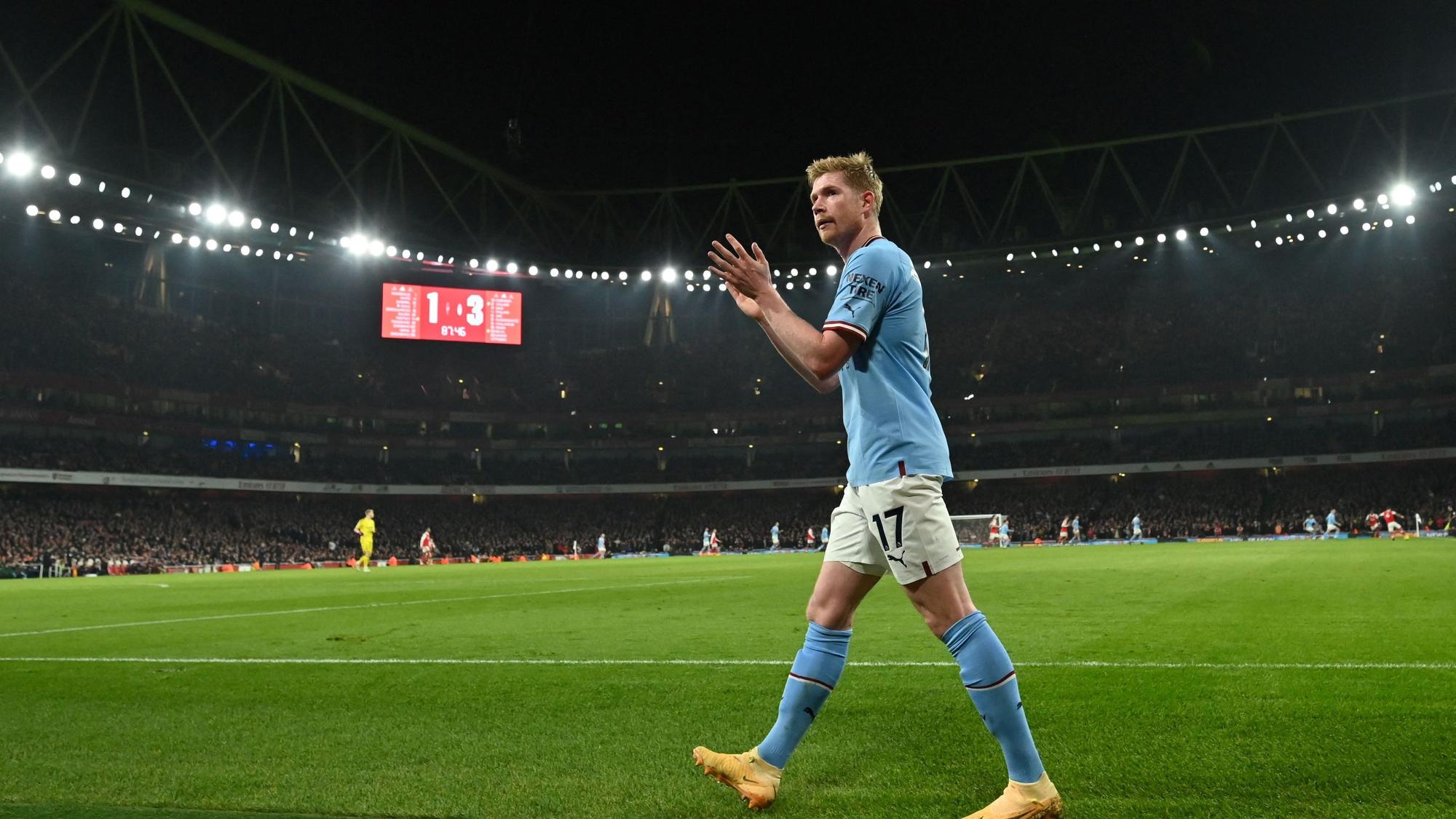 Kevin De Bruyne wird ausgewechselt und applaudiert den Fans.