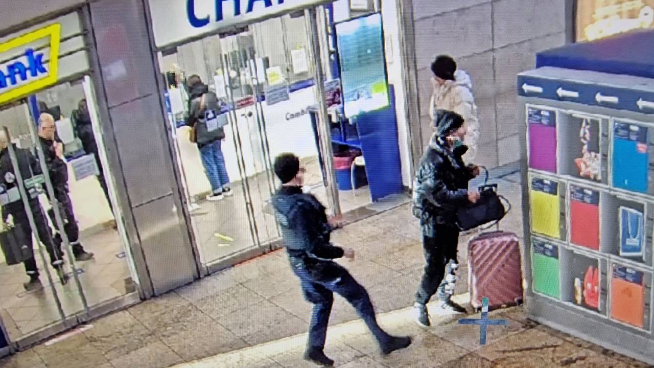 Ein mutmaßlicher Dieb hat die Tasche einer Reisenden gegriffen, während ein Bundespolizist keinen Meter von ihm entfernt ist.