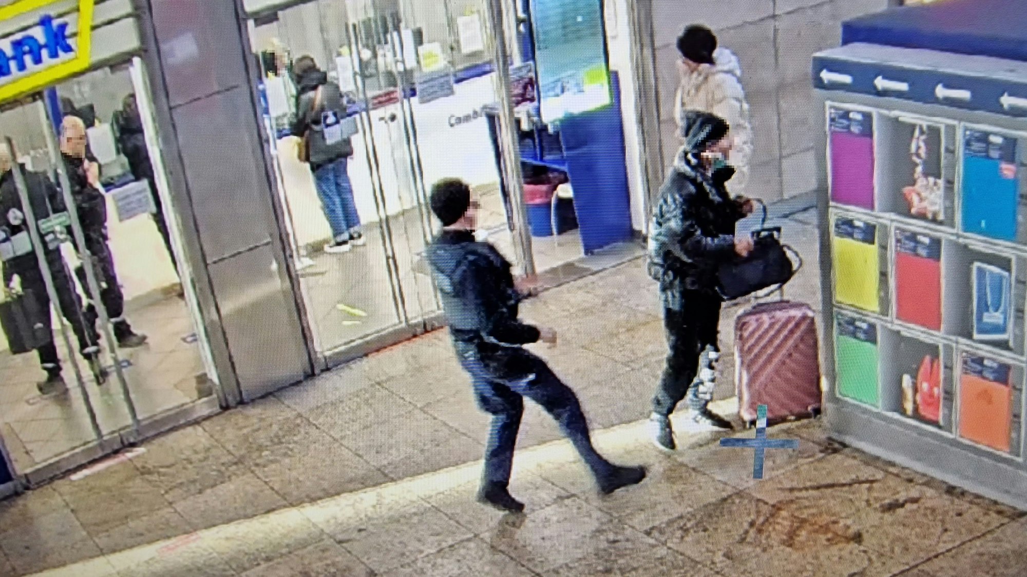 Ein mutmaßlicher Dieb hat die Tasche einer Reisenden gegriffen, während ein Bundespolizist keinen Meter von ihm entfernt ist.
