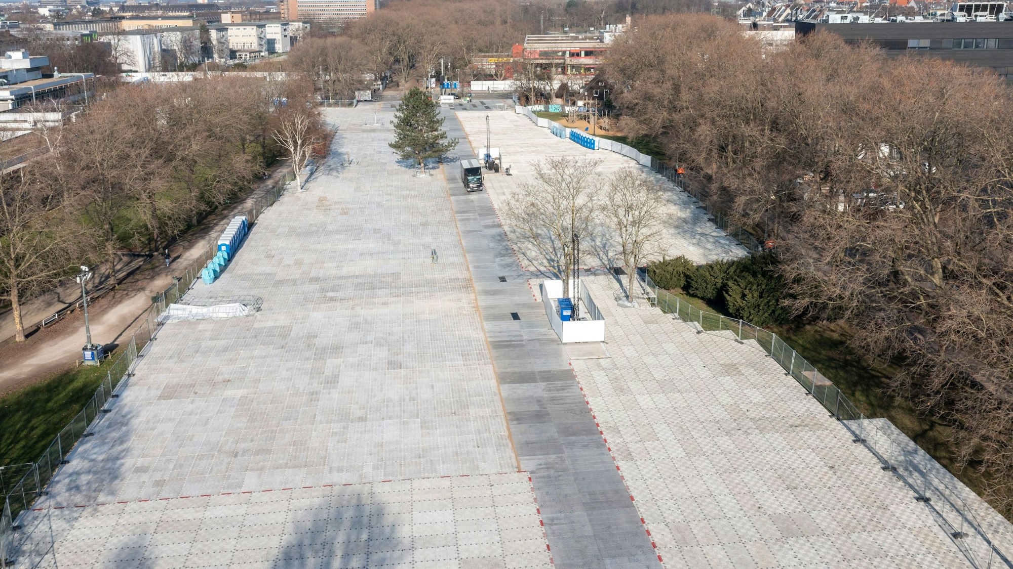 Köln: Luftaufnahme der abgedeckten Uni-Wiese an der Mensa.