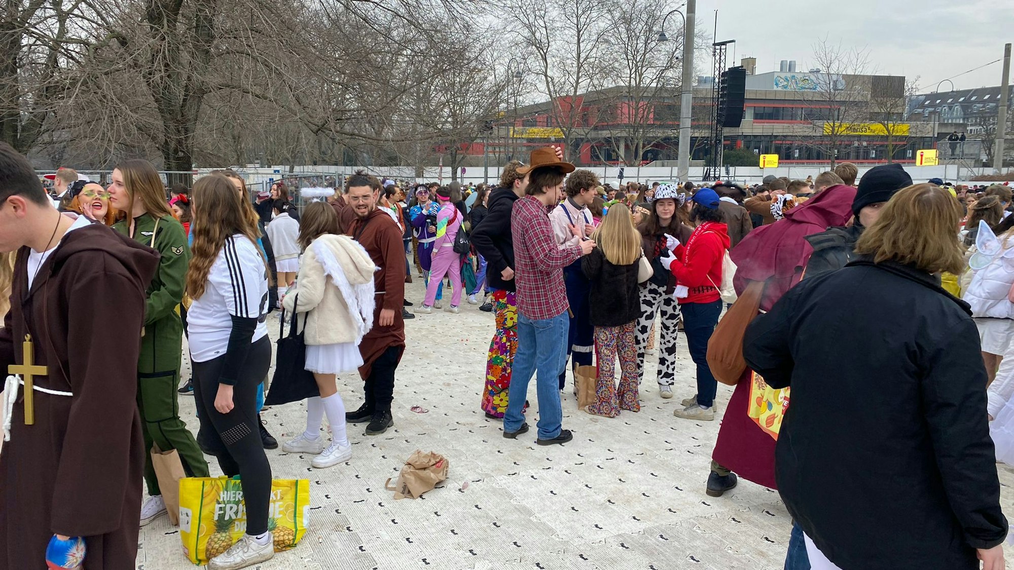 Jecke stehen auf der Uniwiese – die Zülpicher Straßer ist geschlossen.