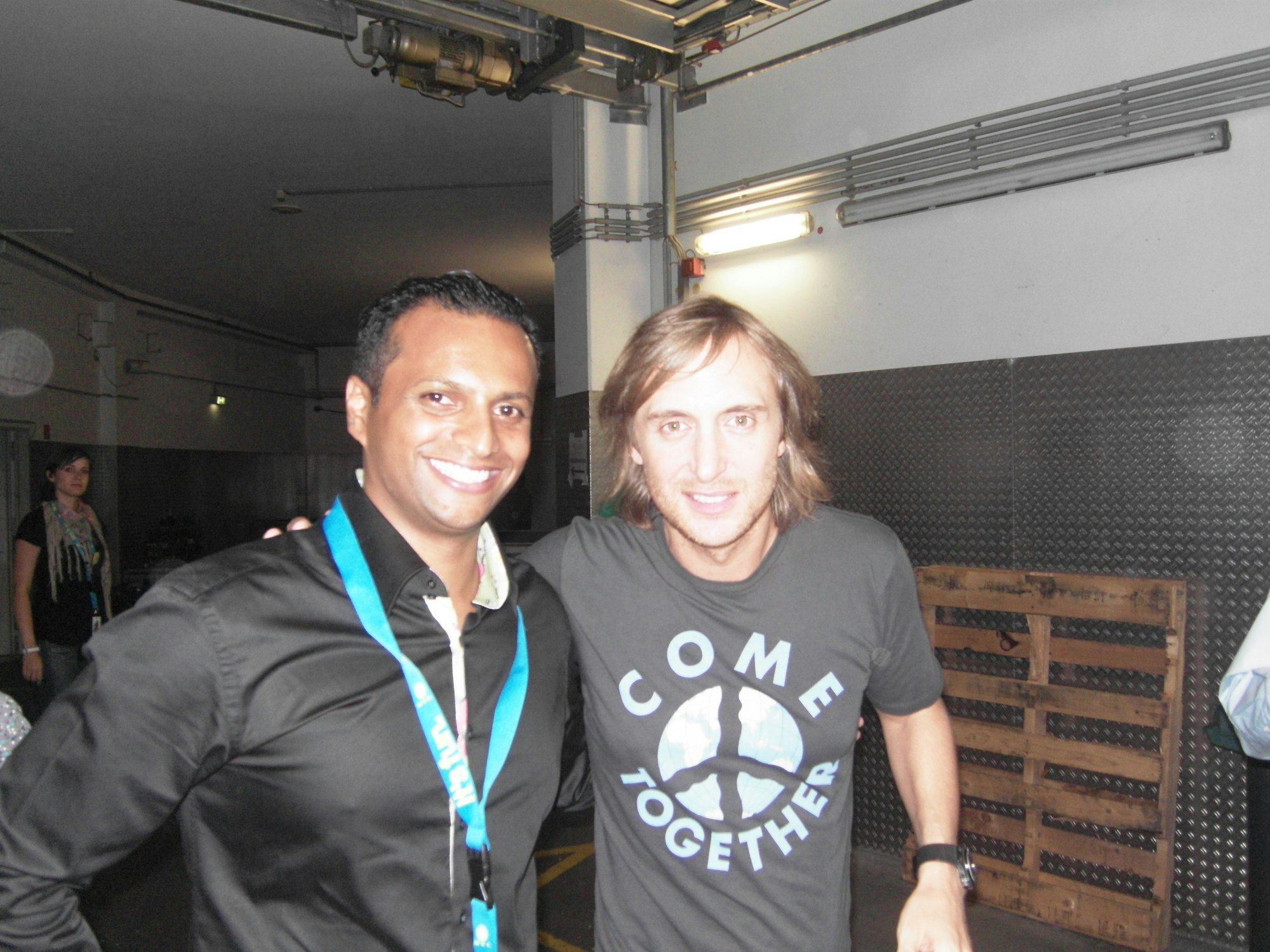 Tom Thomas posiert mit David Guetta für ein Foto.