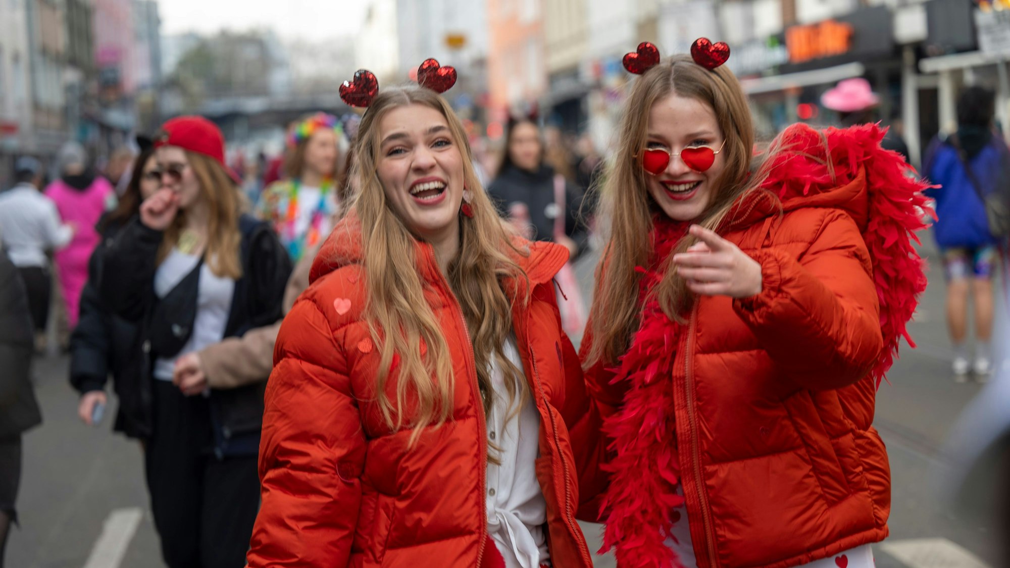 Zwei verkleidete Frauen auf der Zülpicher Straße