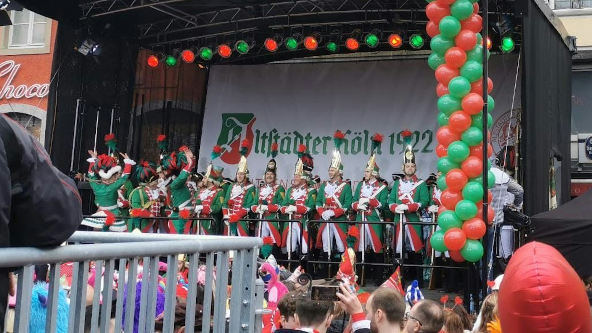 Ausgelassen wird am Heumarkt gefeiert. Hier mit den Altstädtern.