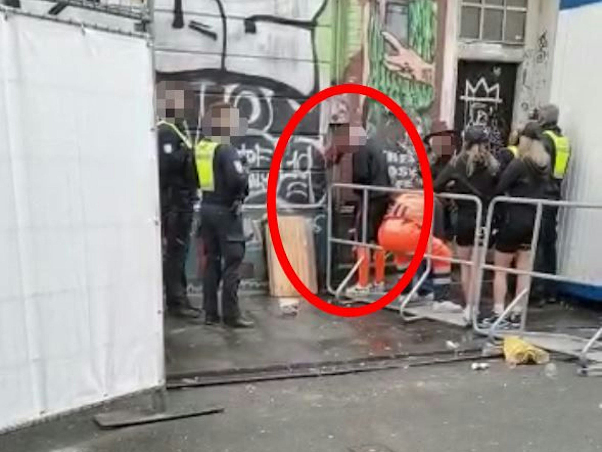 Ein Wildpinkler erleichtert sich an einer Hauswand im Kwartier Latäng. Erst schaut das Ordnungsamt nur zu, dann verhängen sie ein Bußgeld.