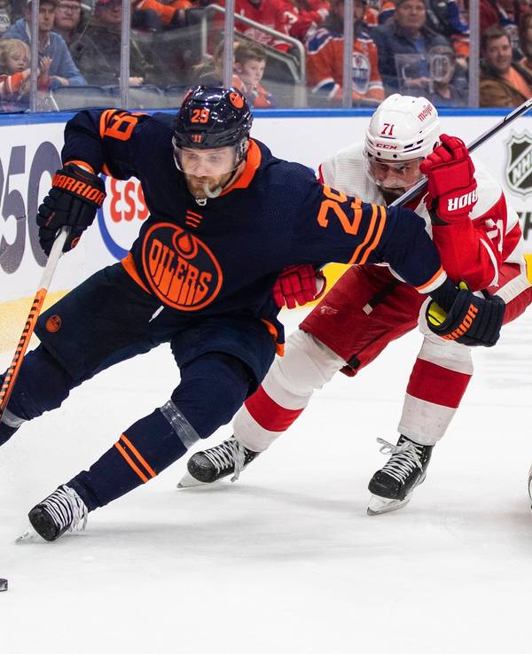 Dylan Larkin (71) von den Detroit Red Wings jagt hinter Leon Draisaitl (29) von den Edmonton Oilers her.