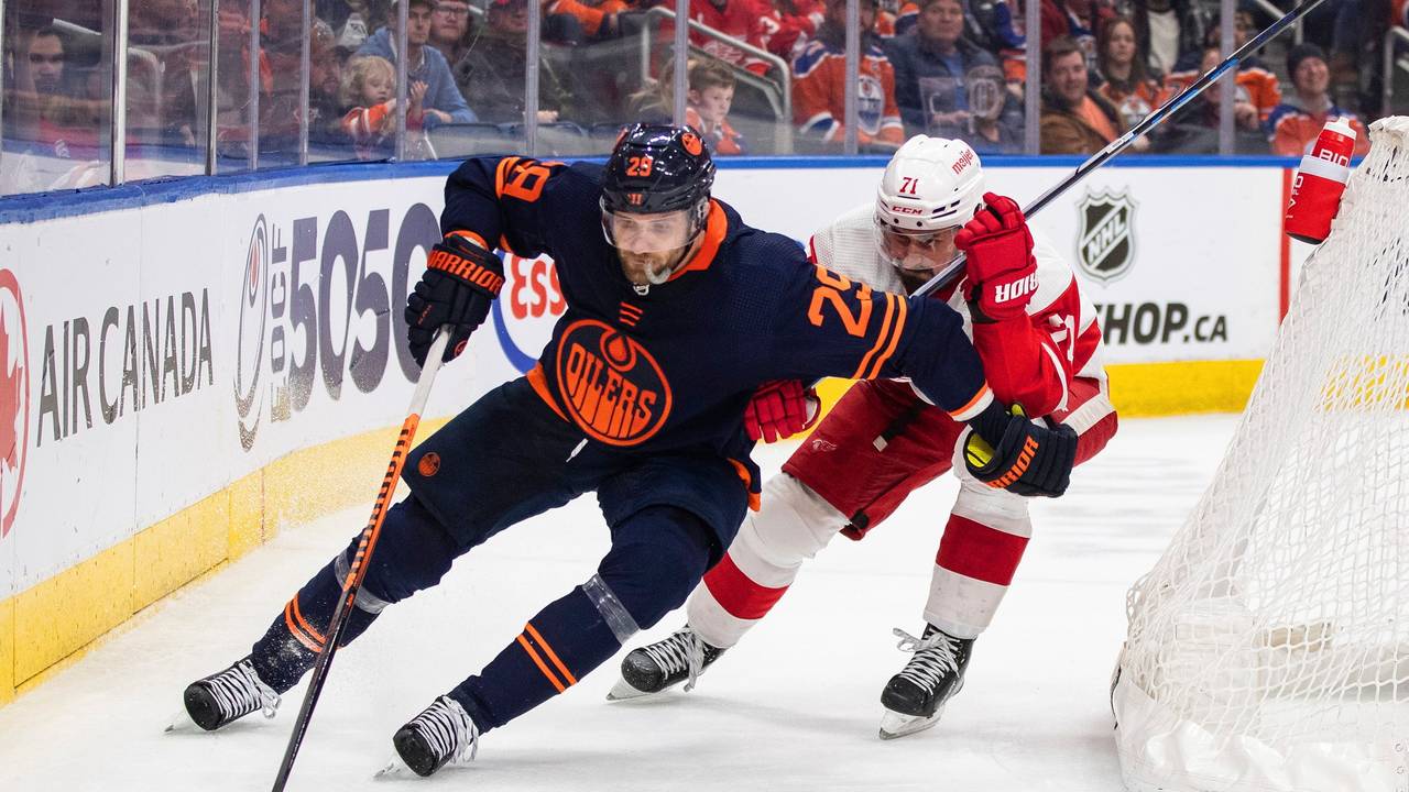 Dylan Larkin (71) von den Detroit Red Wings jagt hinter Leon Draisaitl (29) von den Edmonton Oilers her.