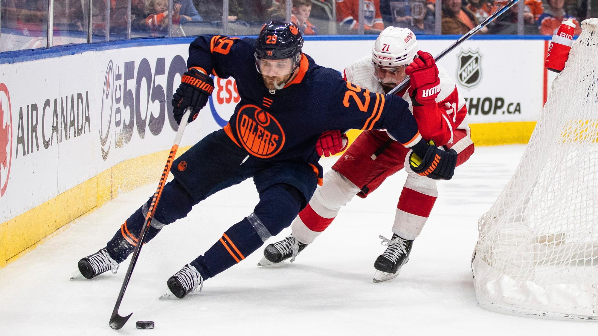 Dylan Larkin (71) von den Detroit Red Wings jagt hinter Leon Draisaitl (29) von den Edmonton Oilers her.