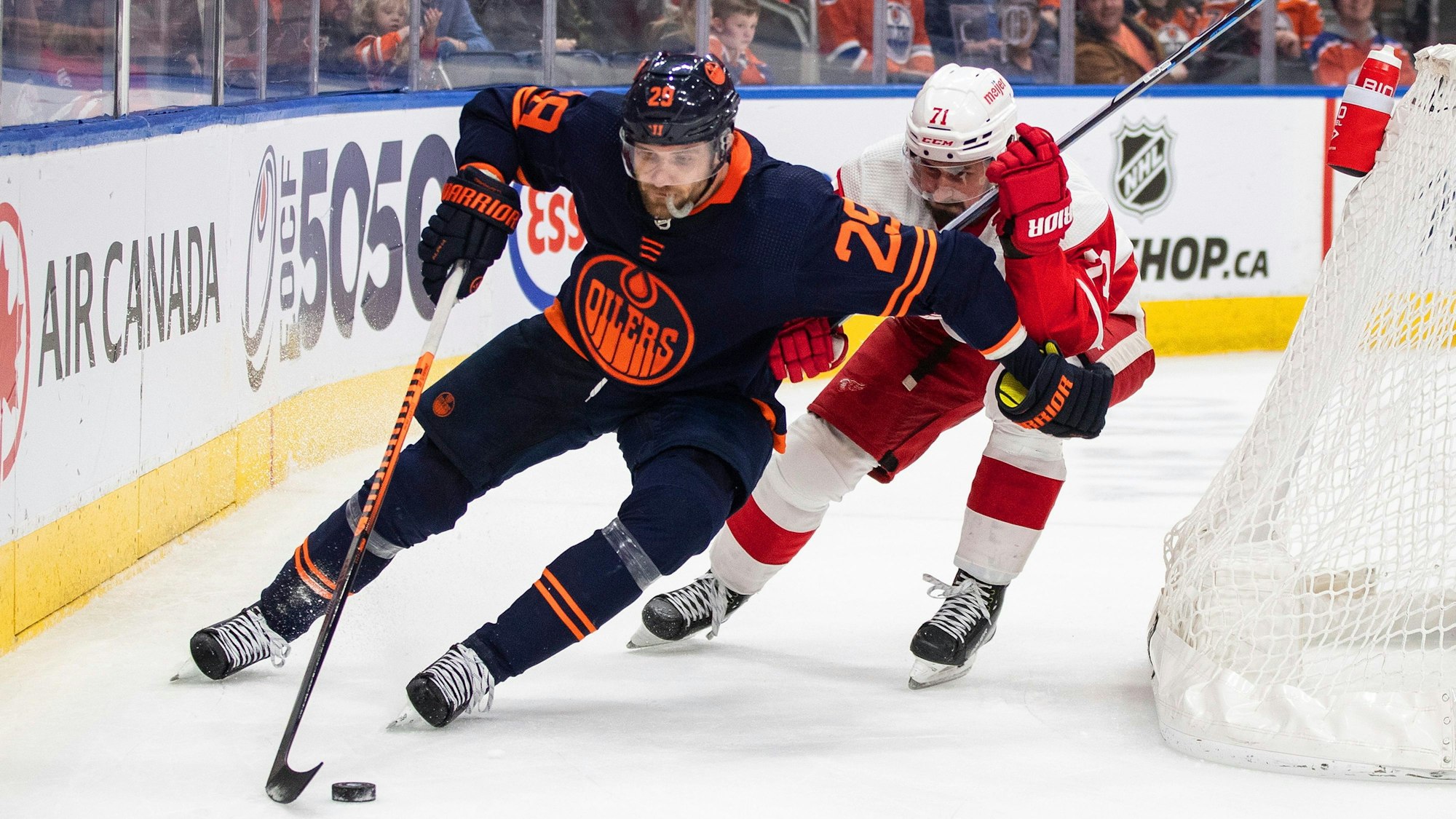 Dylan Larkin (71) von den Detroit Red Wings jagt hinter Leon Draisaitl (29) von den Edmonton Oilers her.