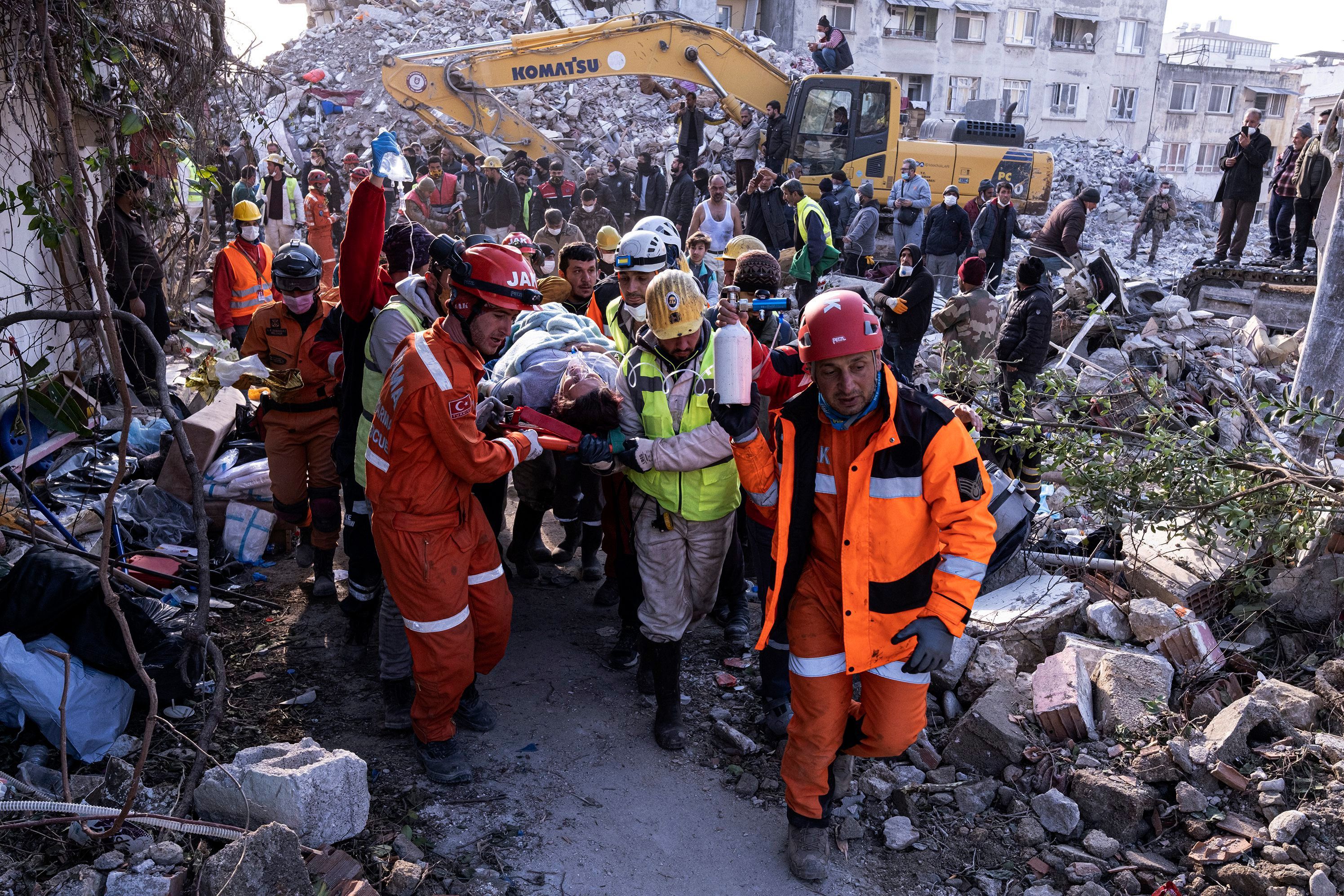 Rettungskräfte und Sanitäter bergen am 15. Februar 2023 eine Person aus einem eingestürzten Gebäude in Antakya (Türkei)