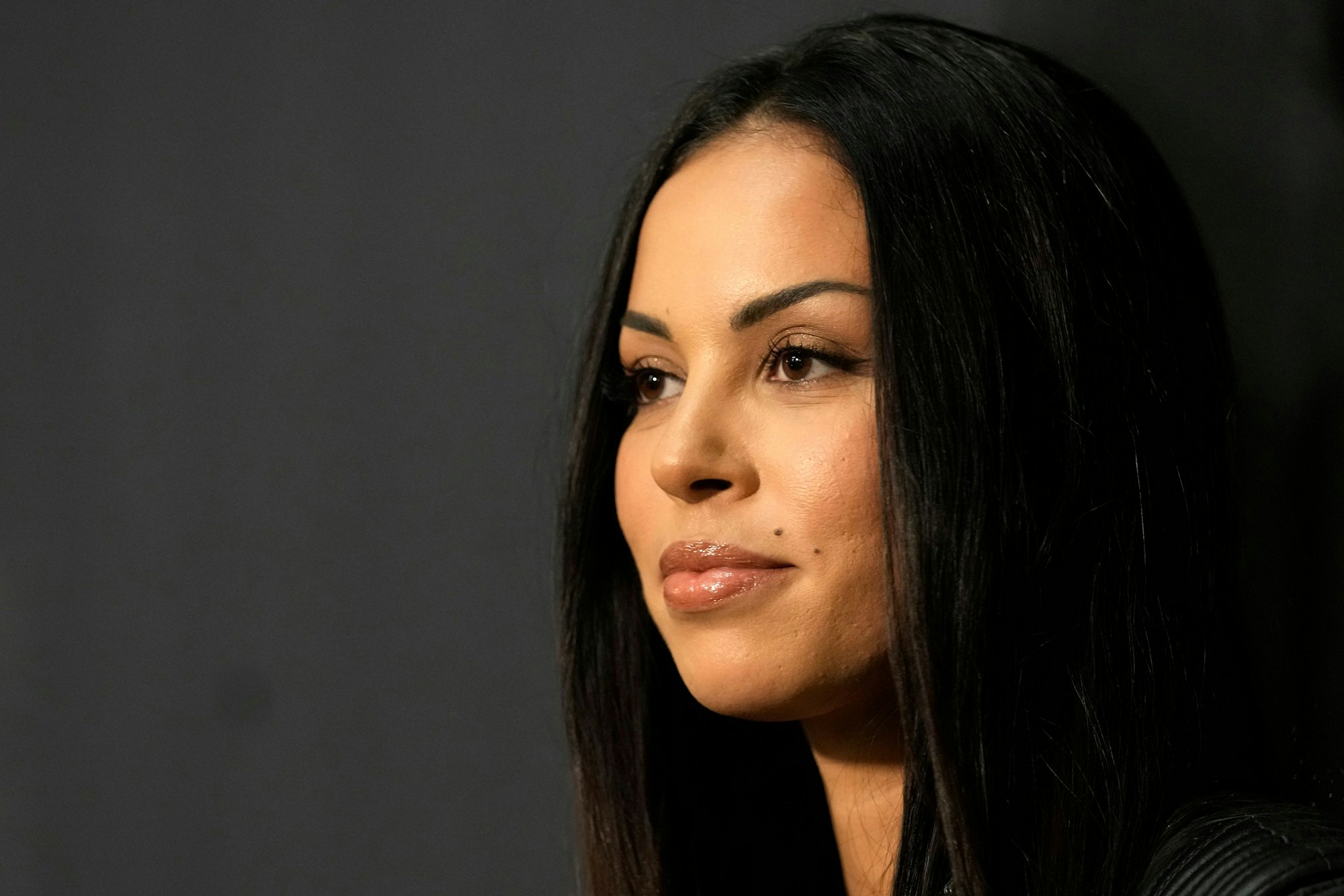 Karima el-Mahroug, die Frau im Zentrum des Skandals des ehemaligen Ministerpräsidenten Berlusconi, hält ihr Buch vor einer Pressekonferenz zur Vorstellung des Buches in der Hand.