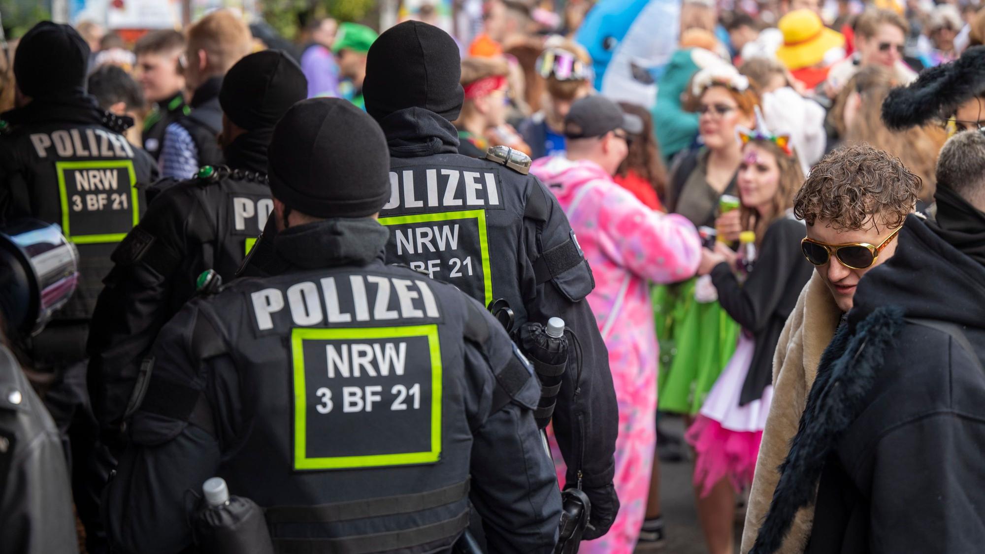 16.02.2023, Köln: Weiberfastnacht im Kwartier Latäng (Uni-Wiese, Zülpicher Straße & Umgebung). Foto: Uwe Weiser