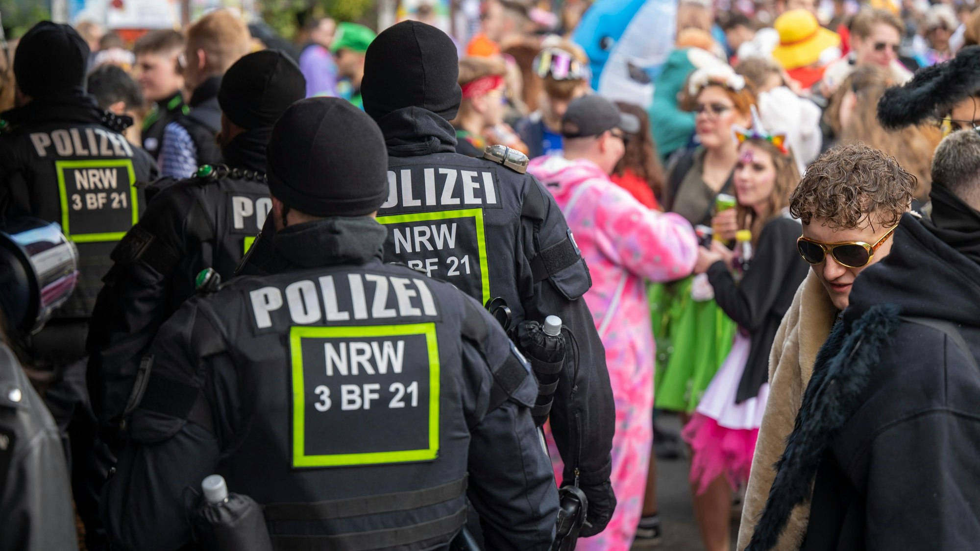 16.02.2023, Köln: Weiberfastnacht im Kwartier Latäng (Uni-Wiese, Zülpicher Straße & Umgebung). Foto: Uwe Weiser