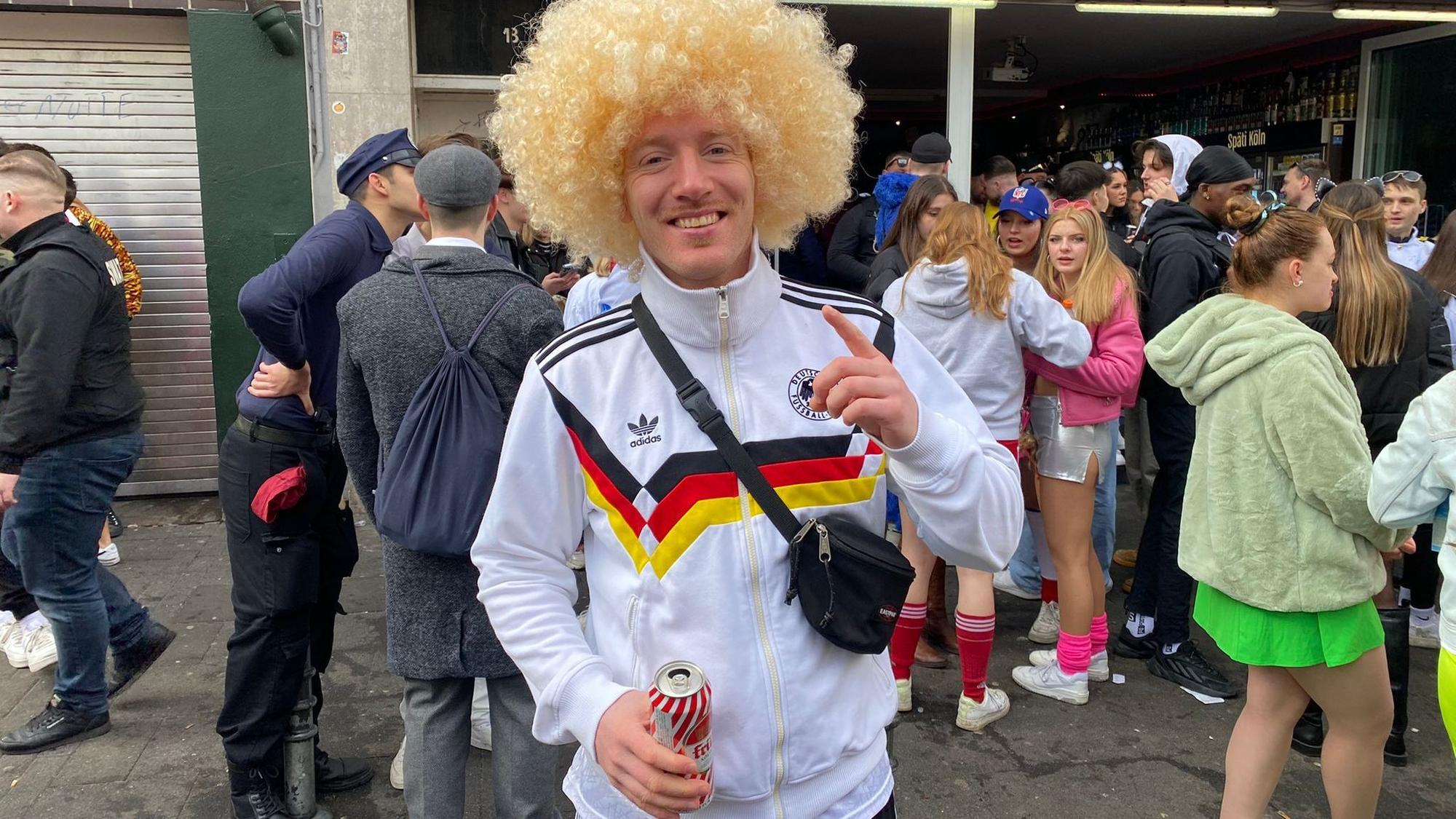 Ein Jeck hat sich als Rudi Völler verkleidet.