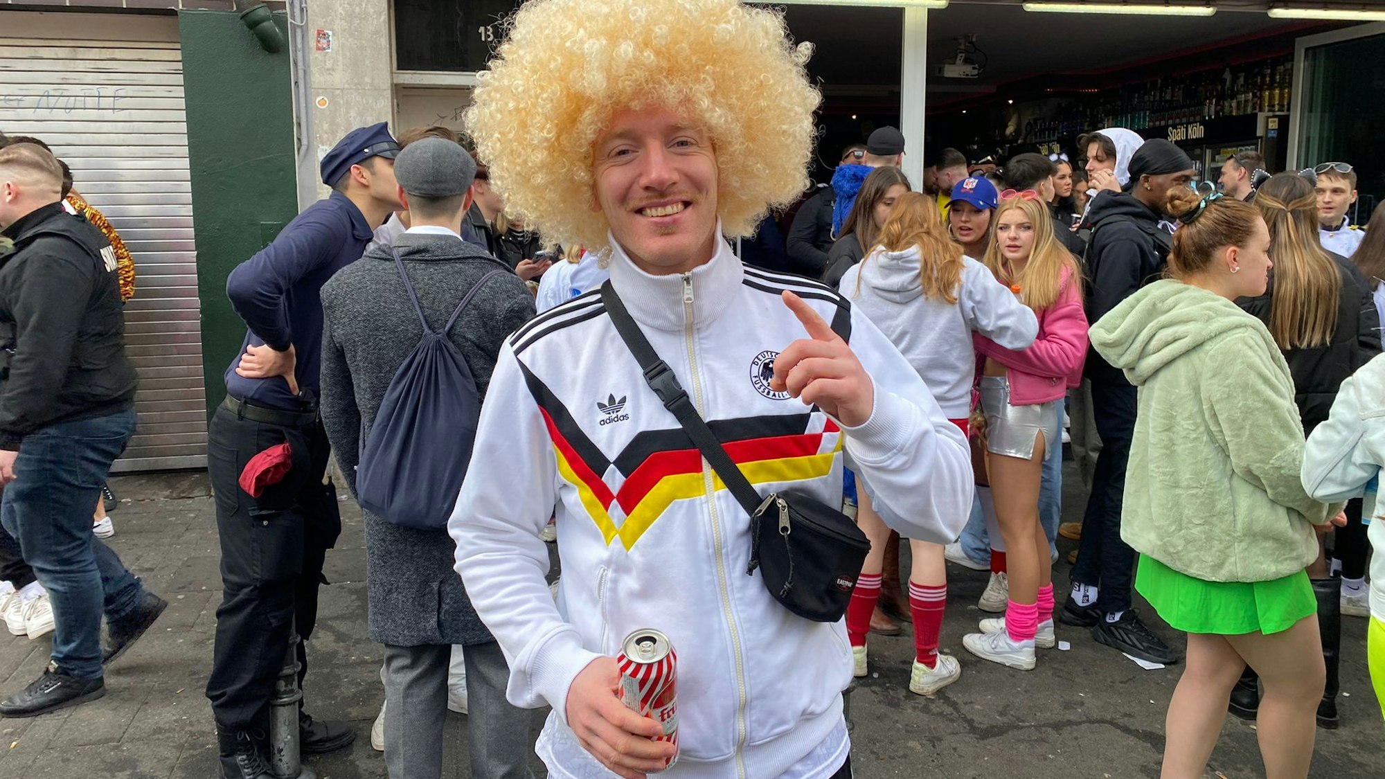 Ein Jeck hat sich als Rudi Völler verkleidet.