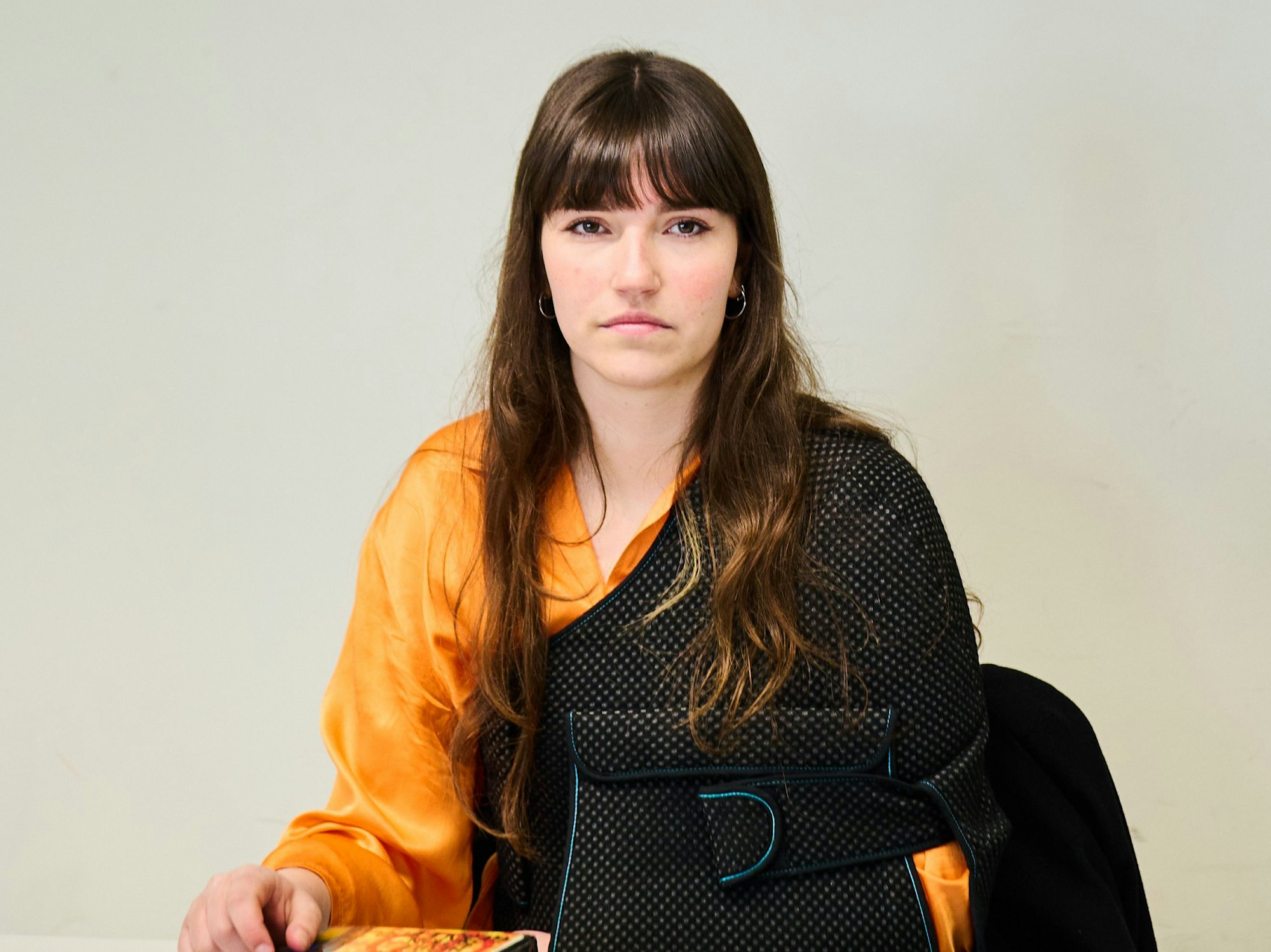 Carla Hinrichs, Sprecherin der Klimagruppe Letzte Generation, sitzt in einem Gerichtssaal im Amtsgericht Tiergarten.