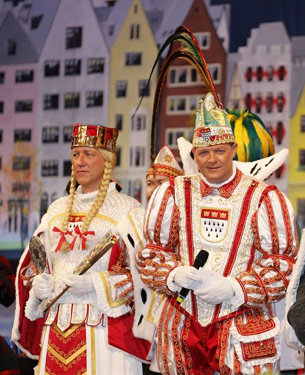 Das Kölner Dreigestirn steht auf einer Bühne.