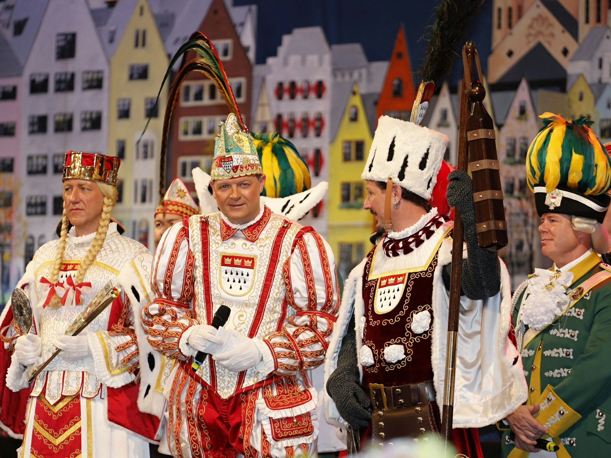 Das Kölner Dreigestirn steht auf einer Bühne.