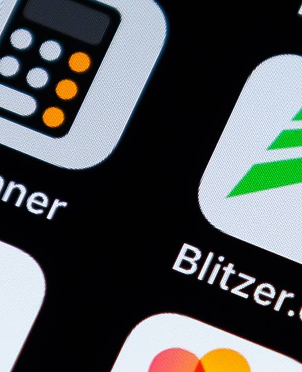 Das Symbolfoto von 2019 zeigt einen Handybildschirm mit der weiß-grünen App „Blitzer.de“.