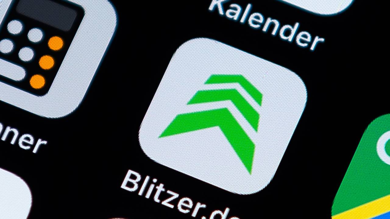 Das Symbolfoto von 2019 zeigt einen Handybildschirm mit der weiß-grünen App „Blitzer.de“.