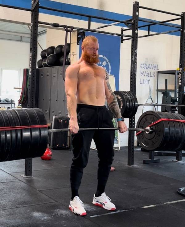 Crossfitter Marcel Lamée beim Kreuzheben von 220 Kilogramm.