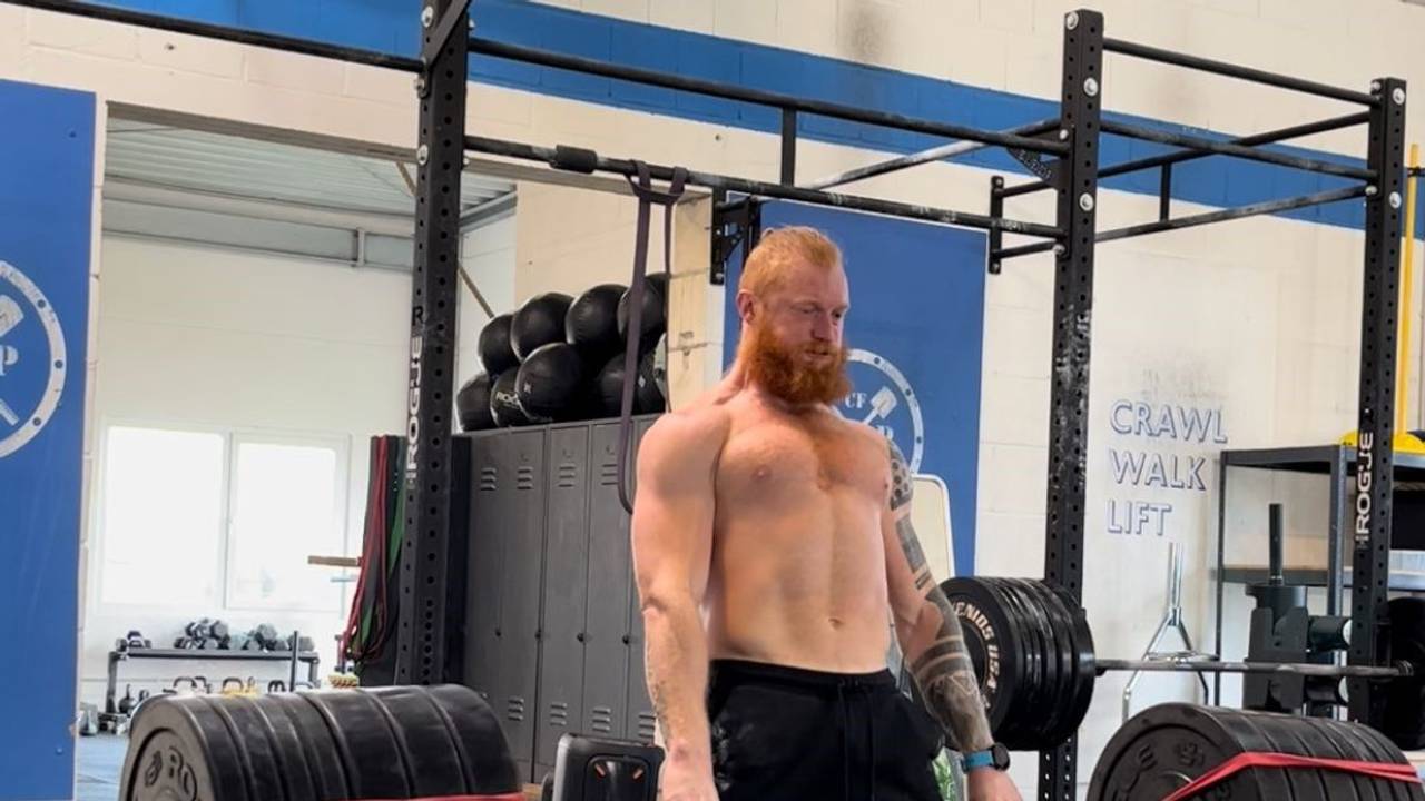 Crossfitter Marcel Lamée beim Kreuzheben von 220 Kilogramm.