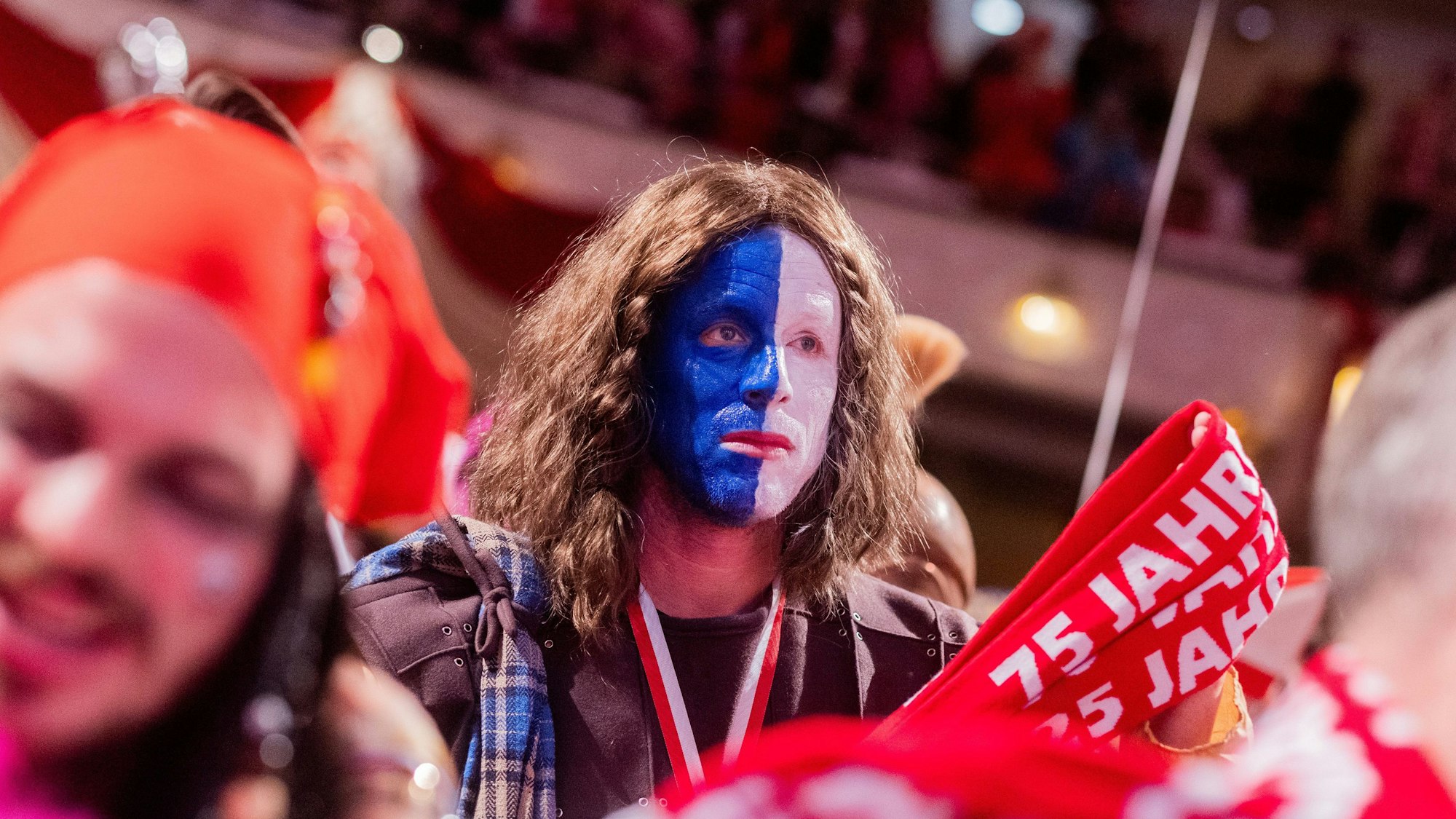 Kevin McKenna, Co-Trainer, kommt als William Wallace aus dem Film Braveheart zur Karnevalssitzung des 1. FC Köln.