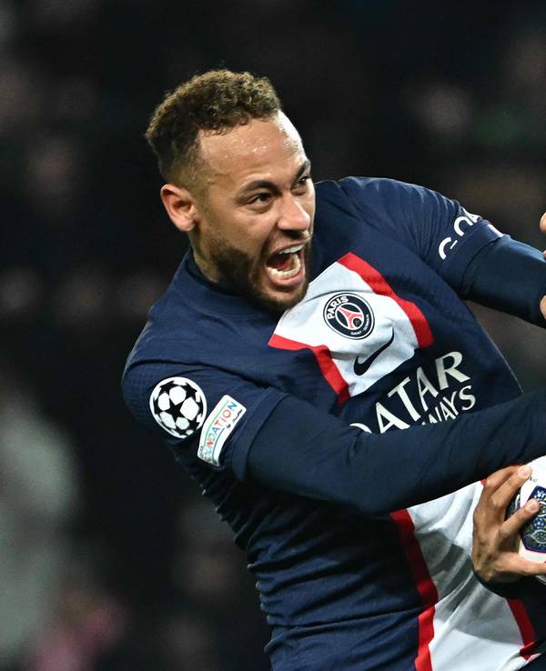 Neymar (l.) und Kylian Mbappé bejubeln ein vermeintliches Tor des Franzosen, das später wegen Abseits zurückgenommen wird.