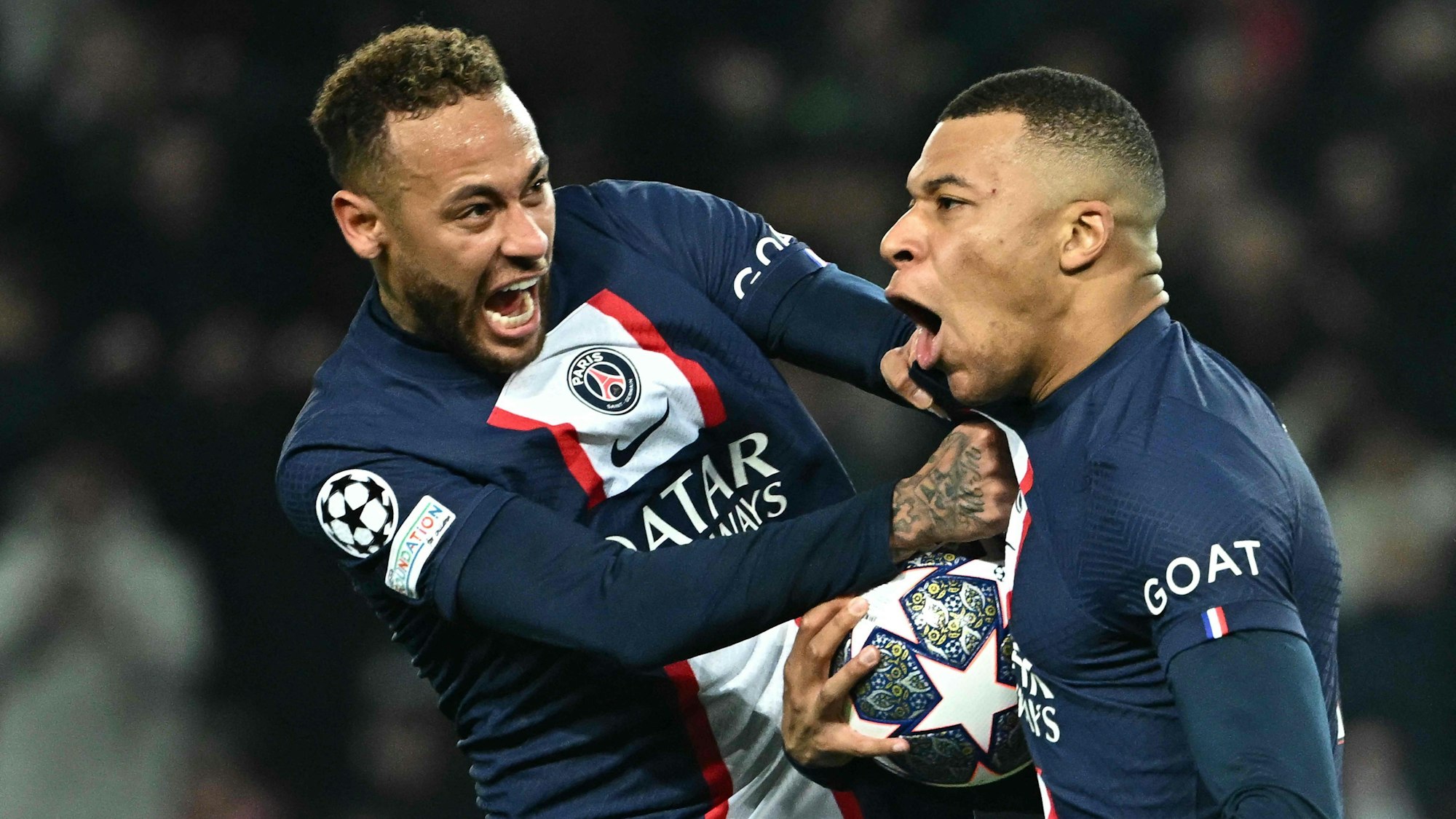 Neymar (l.) und Kylian Mbappé bejubeln ein vermeintliches Tor des Franzosen, das später wegen Abseits zurückgenommen wird.
