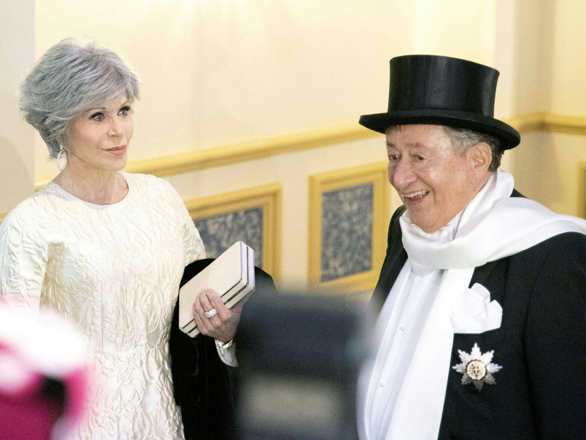 16.02.2023, Österreich, Wien: Jane Fonda, Schauspielerin aus den USA, und Ruchard lugner, Unternehmer aus Österreich, während eines Fototermins anlässlich des Opernballs.