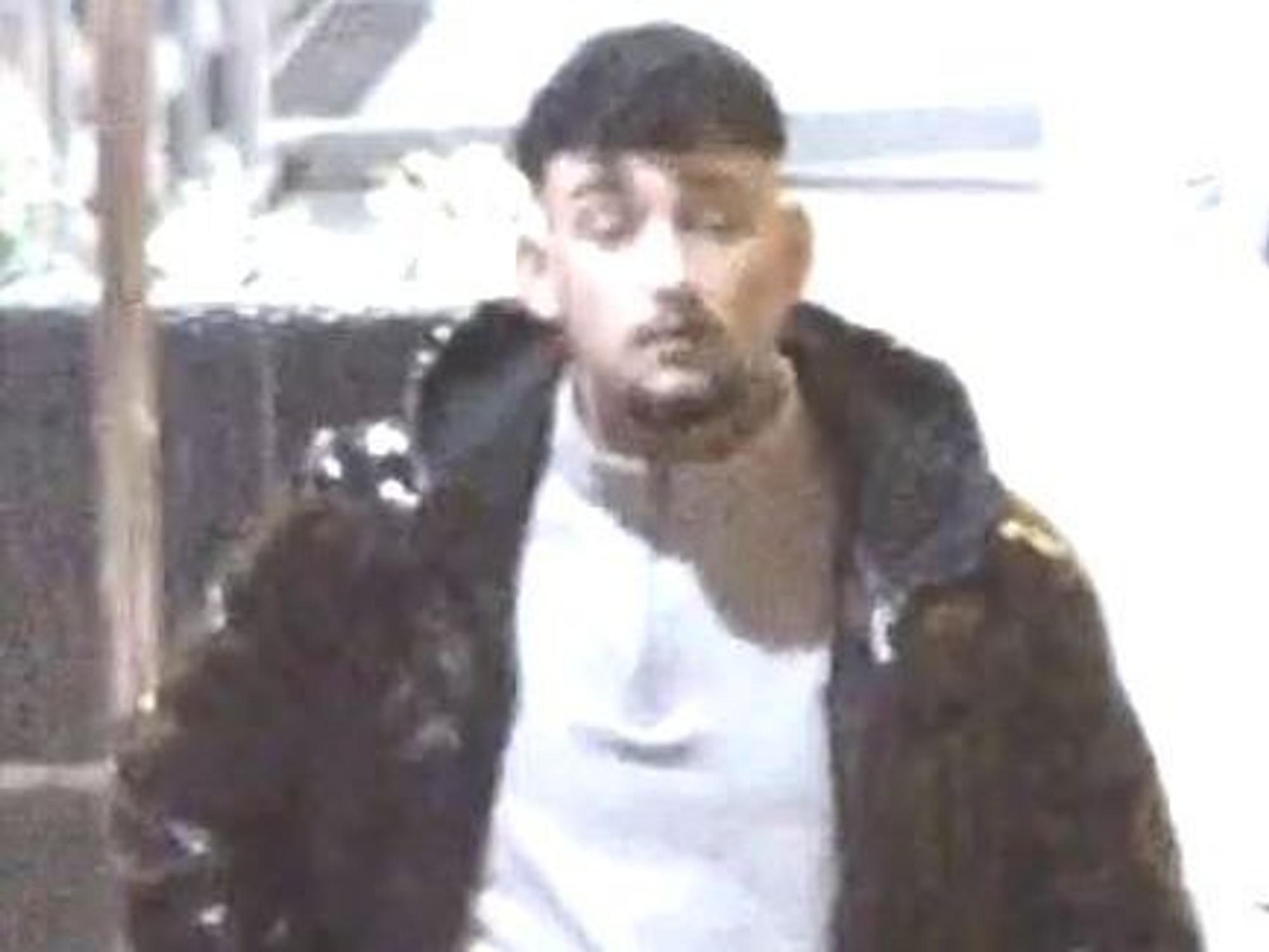 Die Polizei Köln sucht mit Bildern nach einer Gruppe. Gegen die beiden Männer wird wegen gefährlicher Körperverletzung ermittelt.